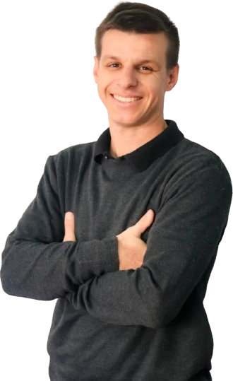 Prof. Thiago Rossi de braços cruzados, sorrindo